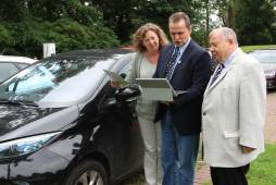 Die Bürgermeister Weber und Eisner mit Masterplanmanagerin Sabine Schröder vor einem E_Auto